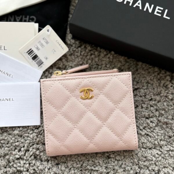 CHANEL  对开拉链短夹😻，短夹可以輕鬆放紙鈔，卡層也很夠用！八個卡位，一個放鈔票的位子，一個零錢拉鍊袋，實品比照片更美，皮軟軟的很有質感，皮夾又不會太厚💕很实用的一款包包👍款号AP3388  尺寸11×10×2cm