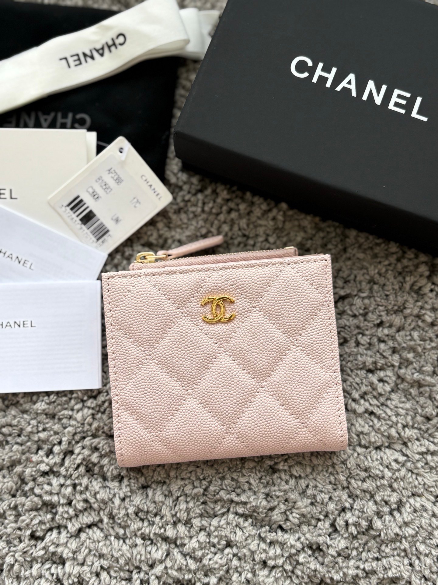 CHANEL  对开拉链短夹😻，短夹可以輕鬆放紙鈔，卡層也很夠用！八個卡位，一個放鈔票的位子，一個零錢拉鍊袋，實品比照片更美，皮軟軟的很有質感，皮夾又不會太厚💕很实用的一款包包👍款号AP3388  尺寸11×10×2cm