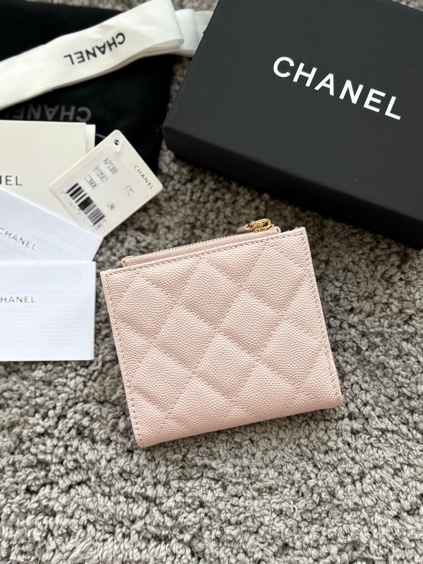 CHANEL  对开拉链短夹😻，短夹可以輕鬆放紙鈔，卡層也很夠用！八個卡位，一個放鈔票的位子，一個零錢拉鍊袋，實品比照片更美，皮軟軟的很有質感，皮夾又不會太厚💕很实用的一款包包👍款号AP3388  尺寸11×10×2cm