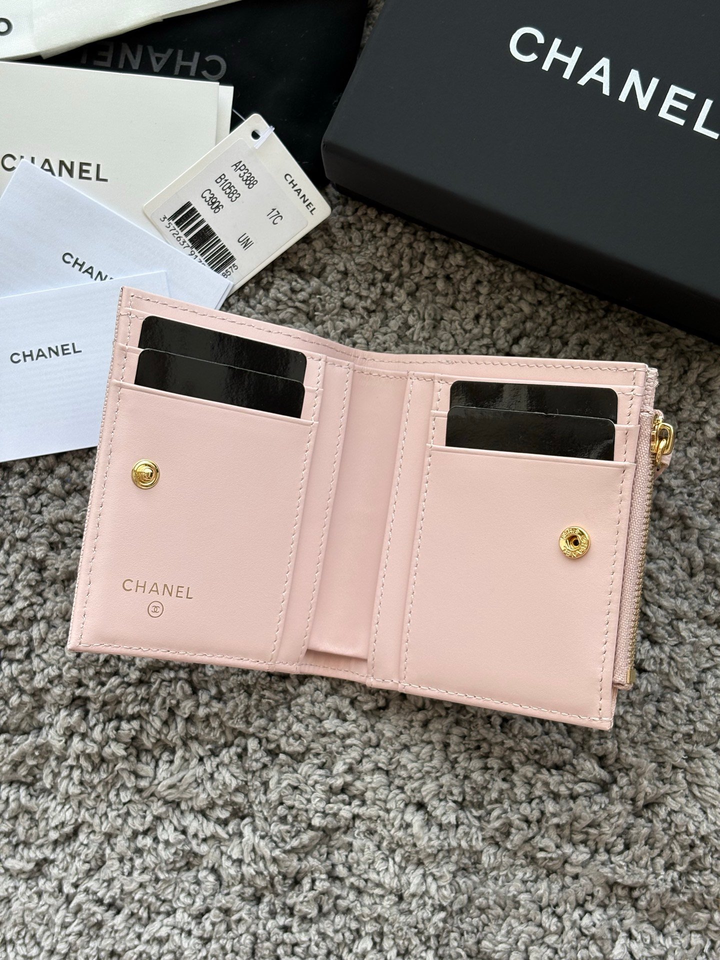 CHANEL  对开拉链短夹😻，短夹可以輕鬆放紙鈔，卡層也很夠用！八個卡位，一個放鈔票的位子，一個零錢拉鍊袋，實品比照片更美，皮軟軟的很有質感，皮夾又不會太厚💕很实用的一款包包👍款号AP3388  尺寸11×10×2cm