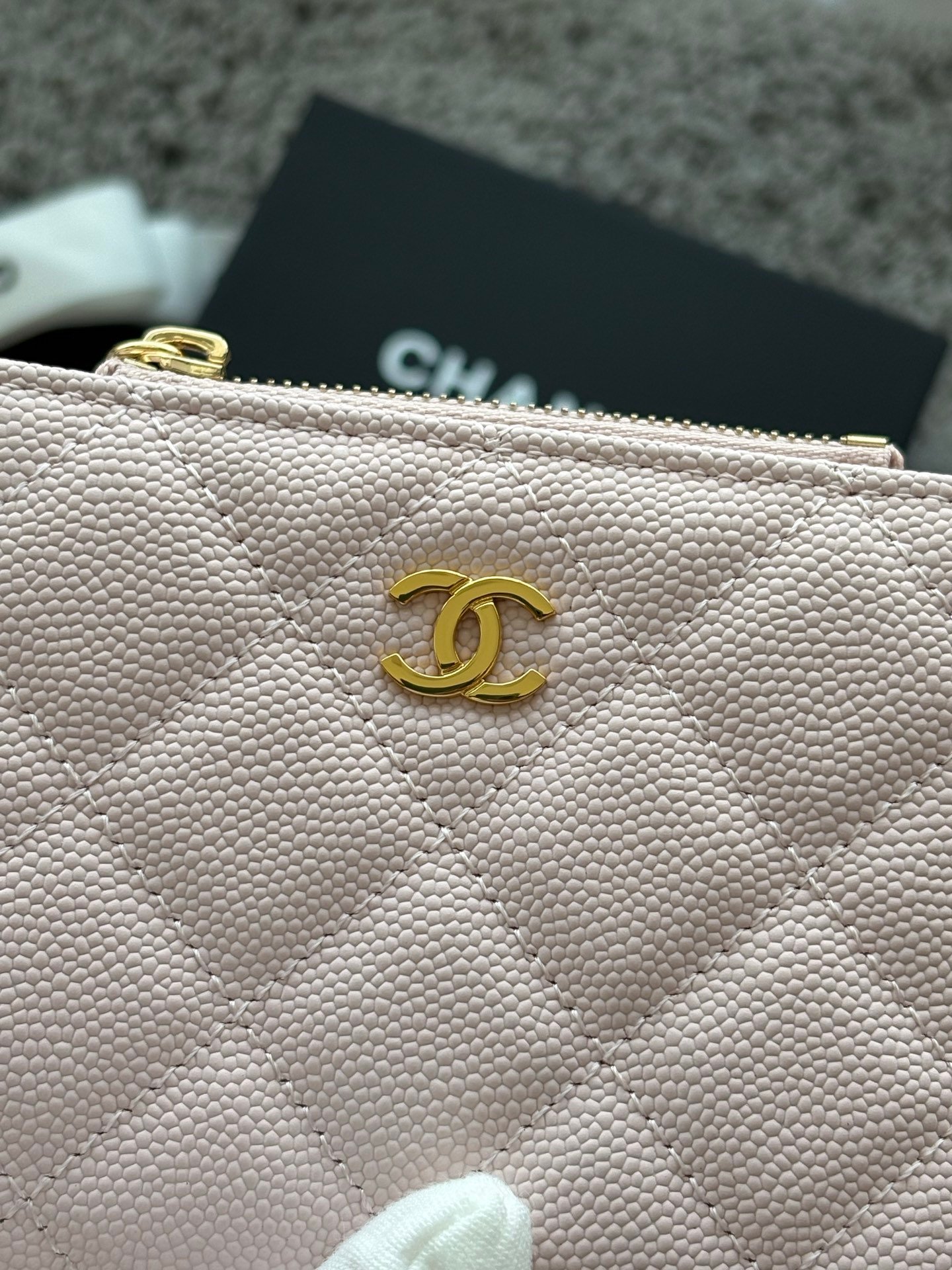 CHANEL  对开拉链短夹😻，短夹可以輕鬆放紙鈔，卡層也很夠用！八個卡位，一個放鈔票的位子，一個零錢拉鍊袋，實品比照片更美，皮軟軟的很有質感，皮夾又不會太厚💕很实用的一款包包👍款号AP3388  尺寸11×10×2cm