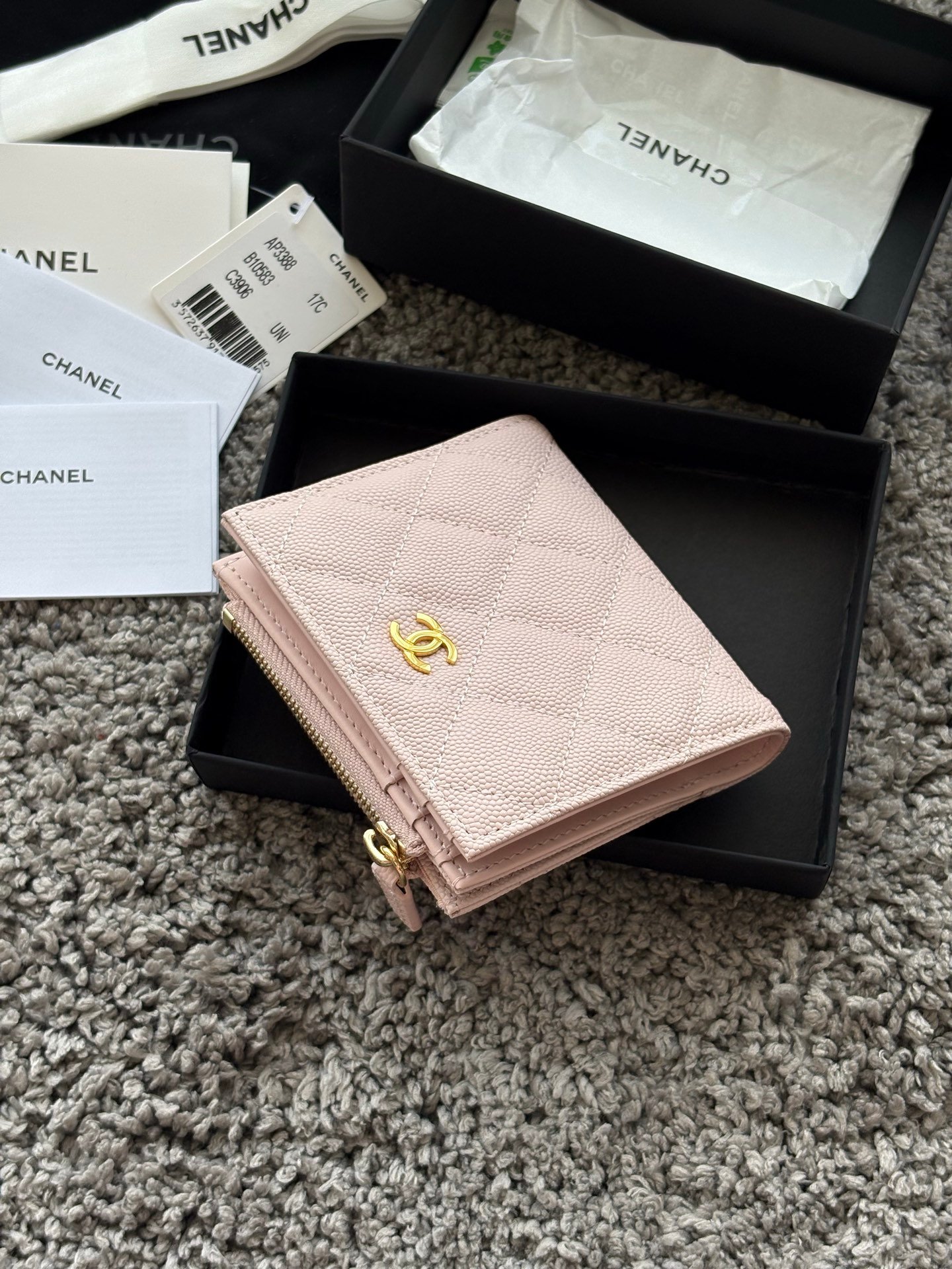 CHANEL  对开拉链短夹😻，短夹可以輕鬆放紙鈔，卡層也很夠用！八個卡位，一個放鈔票的位子，一個零錢拉鍊袋，實品比照片更美，皮軟軟的很有質感，皮夾又不會太厚💕很实用的一款包包👍款号AP3388  尺寸11×10×2cm