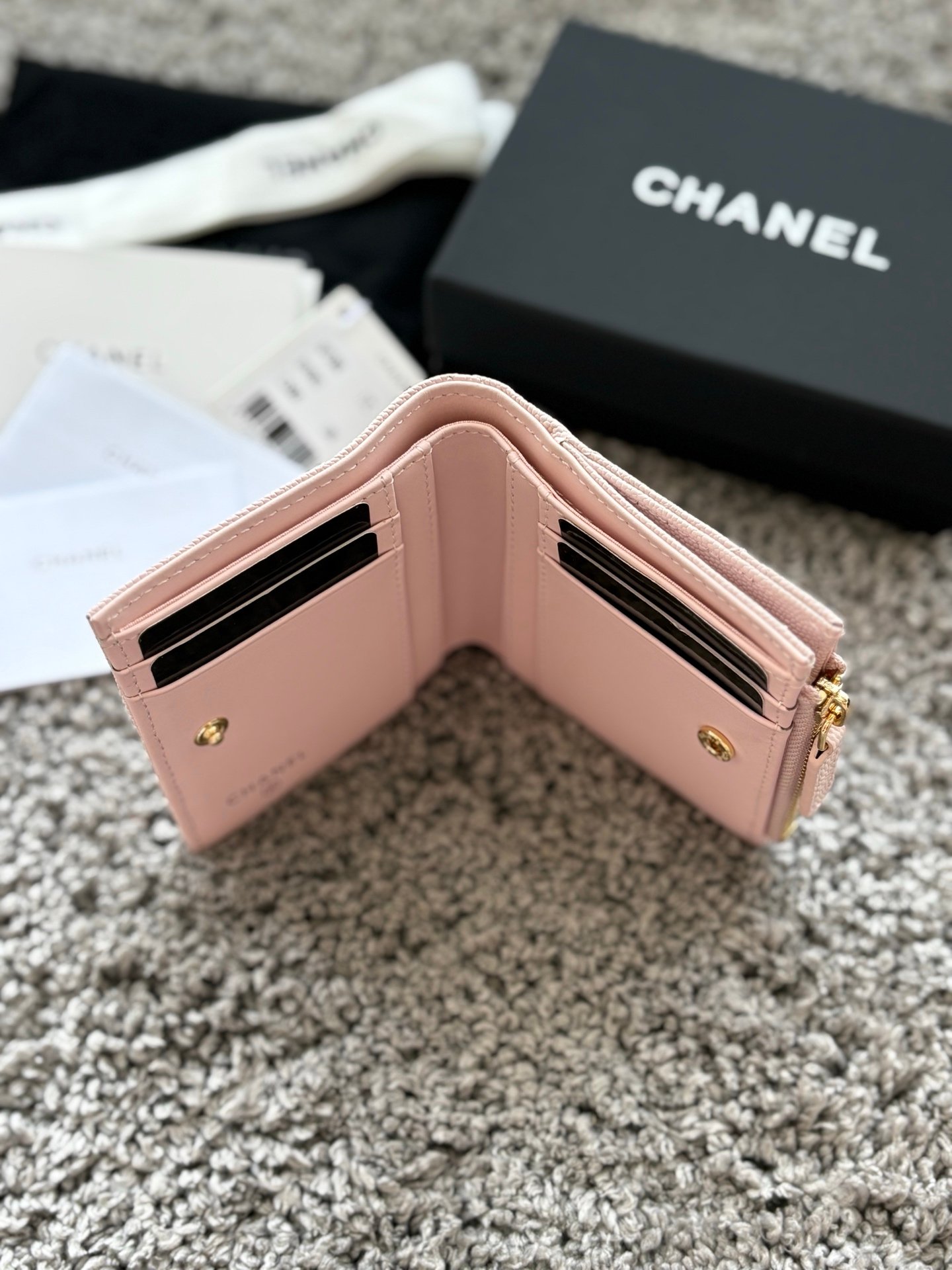 CHANEL  对开拉链短夹😻，短夹可以輕鬆放紙鈔，卡層也很夠用！八個卡位，一個放鈔票的位子，一個零錢拉鍊袋，實品比照片更美，皮軟軟的很有質感，皮夾又不會太厚💕很实用的一款包包👍款号AP3388  尺寸11×10×2cm