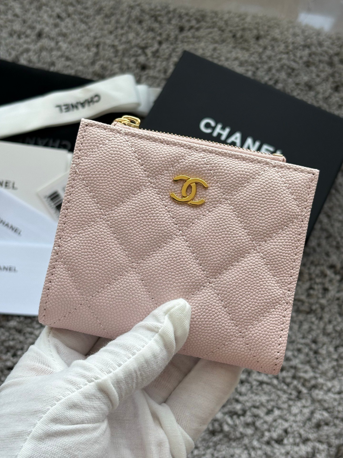 CHANEL  对开拉链短夹😻，短夹可以輕鬆放紙鈔，卡層也很夠用！八個卡位，一個放鈔票的位子，一個零錢拉鍊袋，實品比照片更美，皮軟軟的很有質感，皮夾又不會太厚💕很实用的一款包包👍款号AP3388  尺寸11×10×2cm