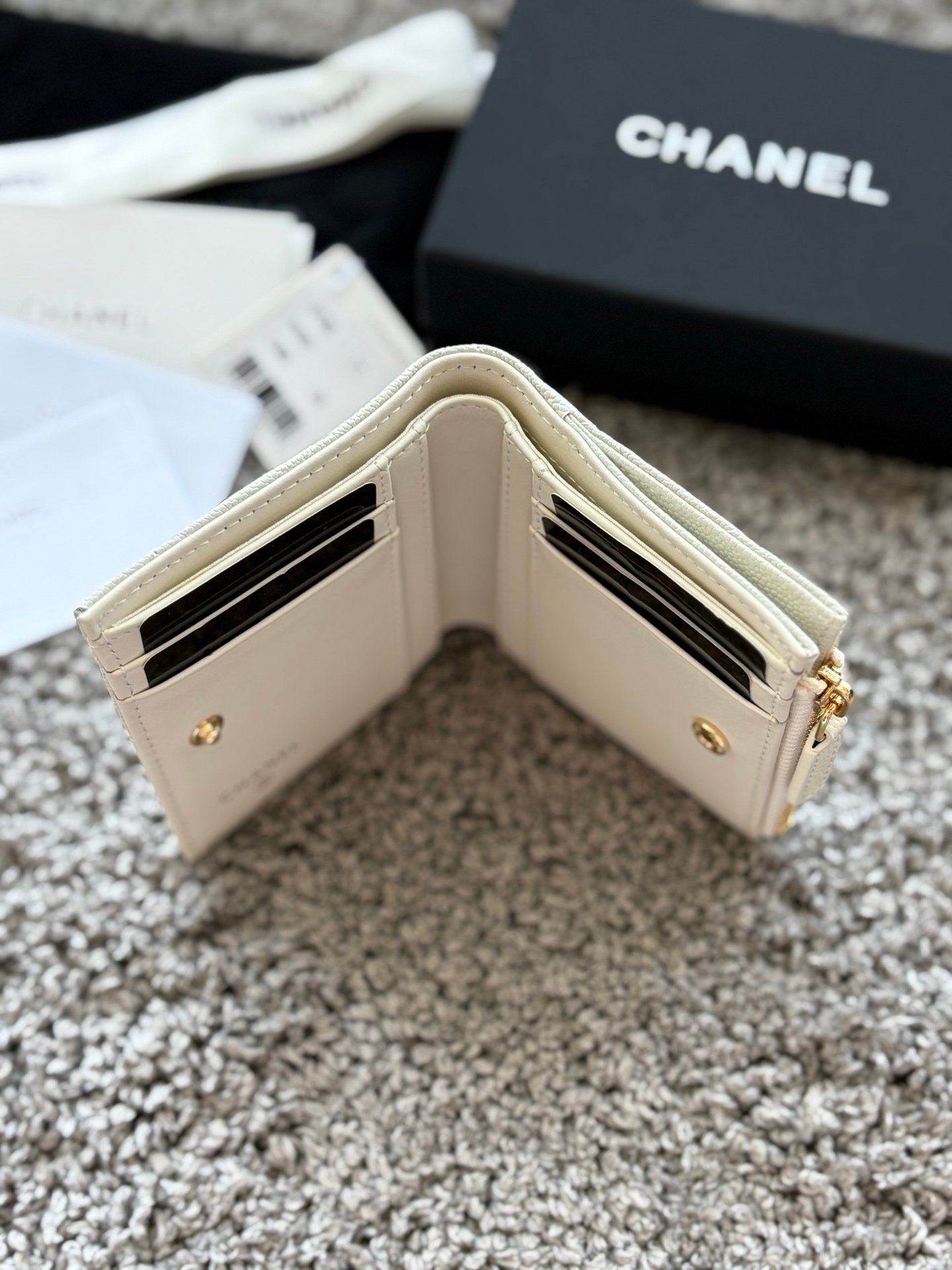 CHANEL  对开拉链短夹😻，短夹可以輕鬆放紙鈔，卡層也很夠用！八個卡位，一個放鈔票的位子，一個零錢拉鍊袋，實品比照片更美，皮軟軟的很有質感，皮夾又不會太厚💕很实用的一款包包👍款号AP3388  尺寸11×10×2cm