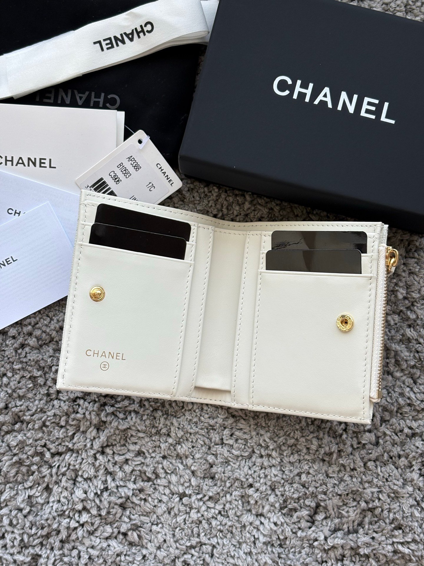 CHANEL  对开拉链短夹😻，短夹可以輕鬆放紙鈔，卡層也很夠用！八個卡位，一個放鈔票的位子，一個零錢拉鍊袋，實品比照片更美，皮軟軟的很有質感，皮夾又不會太厚💕很实用的一款包包👍款号AP3388  尺寸11×10×2cm
