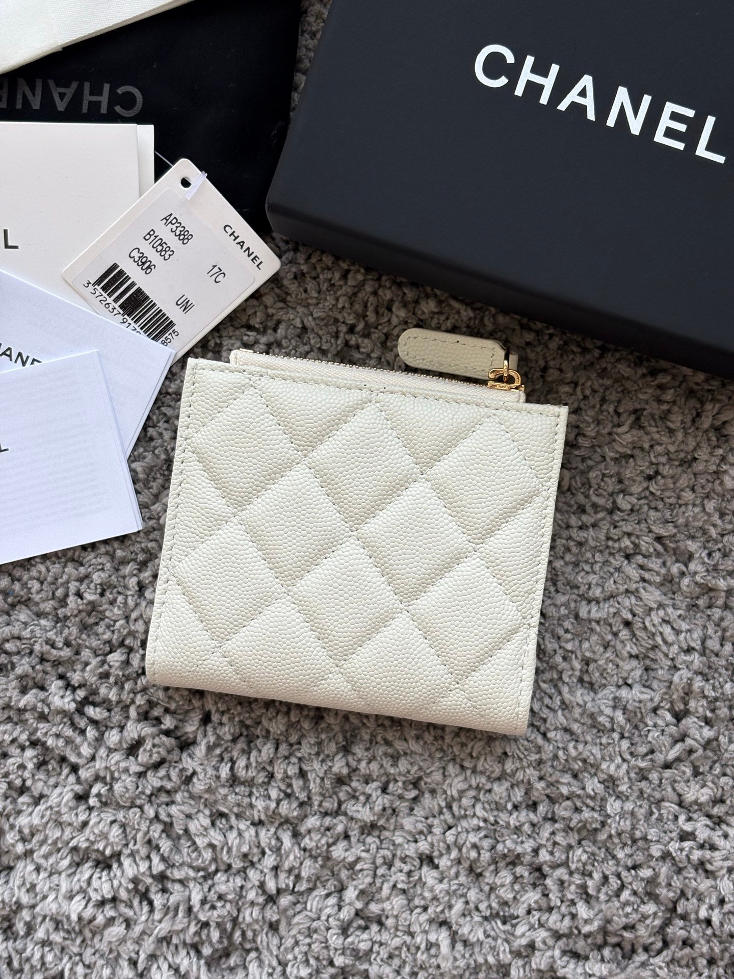 CHANEL  对开拉链短夹😻，短夹可以輕鬆放紙鈔，卡層也很夠用！八個卡位，一個放鈔票的位子，一個零錢拉鍊袋，實品比照片更美，皮軟軟的很有質感，皮夾又不會太厚💕很实用的一款包包👍款号AP3388  尺寸11×10×2cm