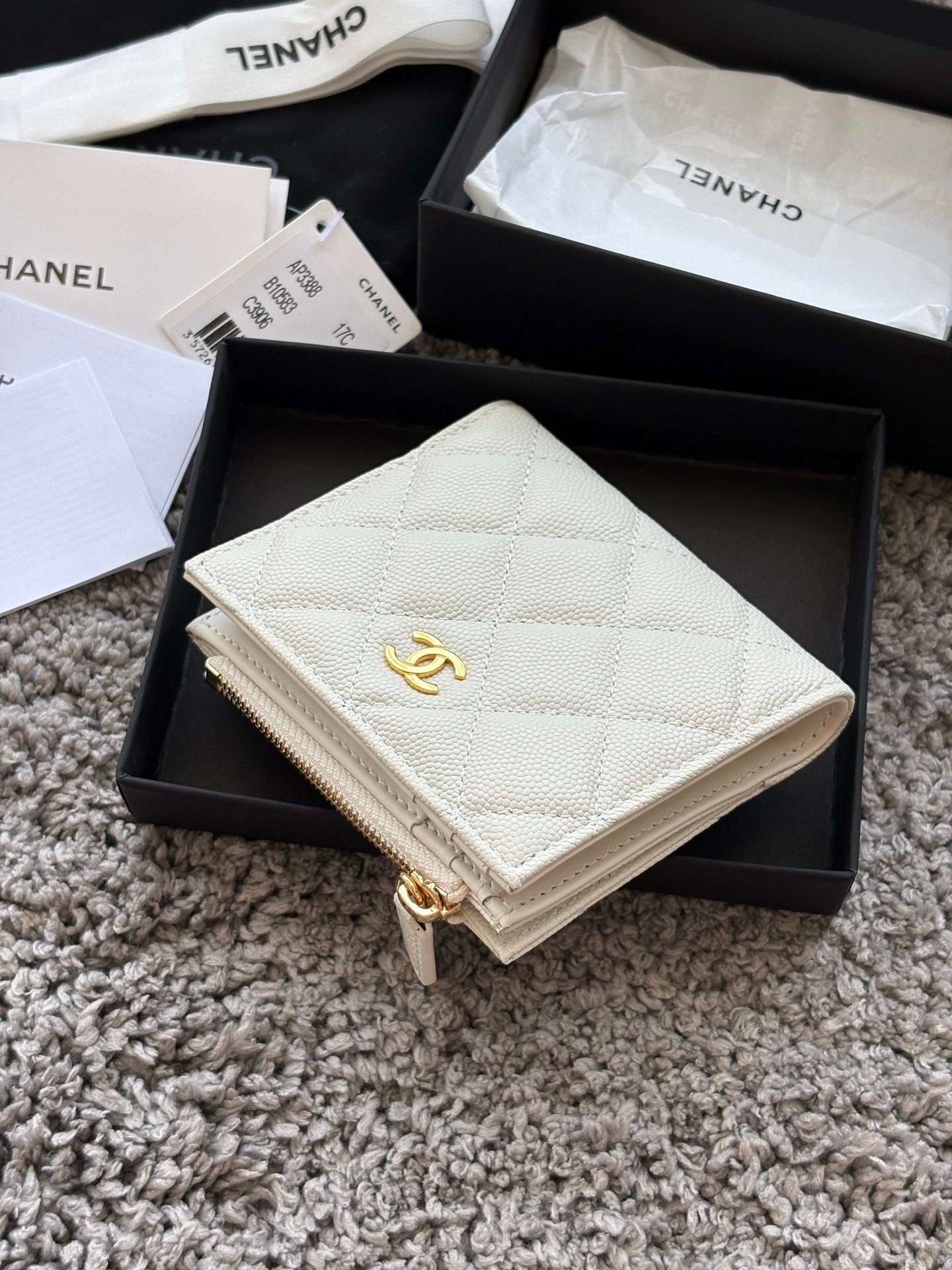 CHANEL  对开拉链短夹😻，短夹可以輕鬆放紙鈔，卡層也很夠用！八個卡位，一個放鈔票的位子，一個零錢拉鍊袋，實品比照片更美，皮軟軟的很有質感，皮夾又不會太厚💕很实用的一款包包👍款号AP3388  尺寸11×10×2cm