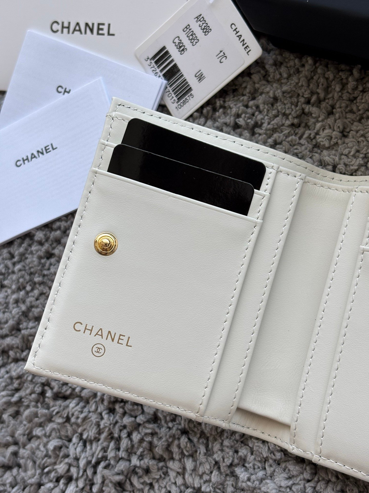CHANEL  对开拉链短夹😻，短夹可以輕鬆放紙鈔，卡層也很夠用！八個卡位，一個放鈔票的位子，一個零錢拉鍊袋，實品比照片更美，皮軟軟的很有質感，皮夾又不會太厚💕很实用的一款包包👍款号AP3388  尺寸11×10×2cm