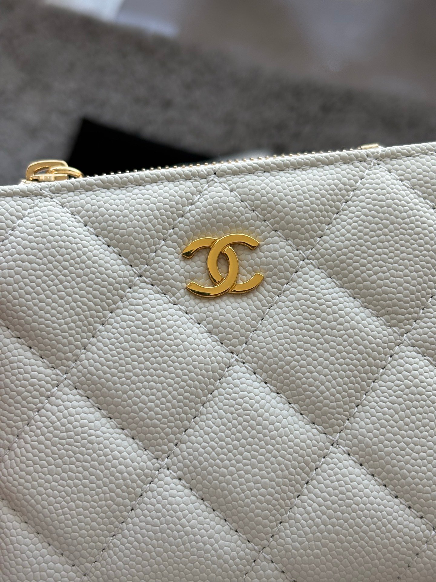 CHANEL  对开拉链短夹😻，短夹可以輕鬆放紙鈔，卡層也很夠用！八個卡位，一個放鈔票的位子，一個零錢拉鍊袋，實品比照片更美，皮軟軟的很有質感，皮夾又不會太厚💕很实用的一款包包👍款号AP3388  尺寸11×10×2cm