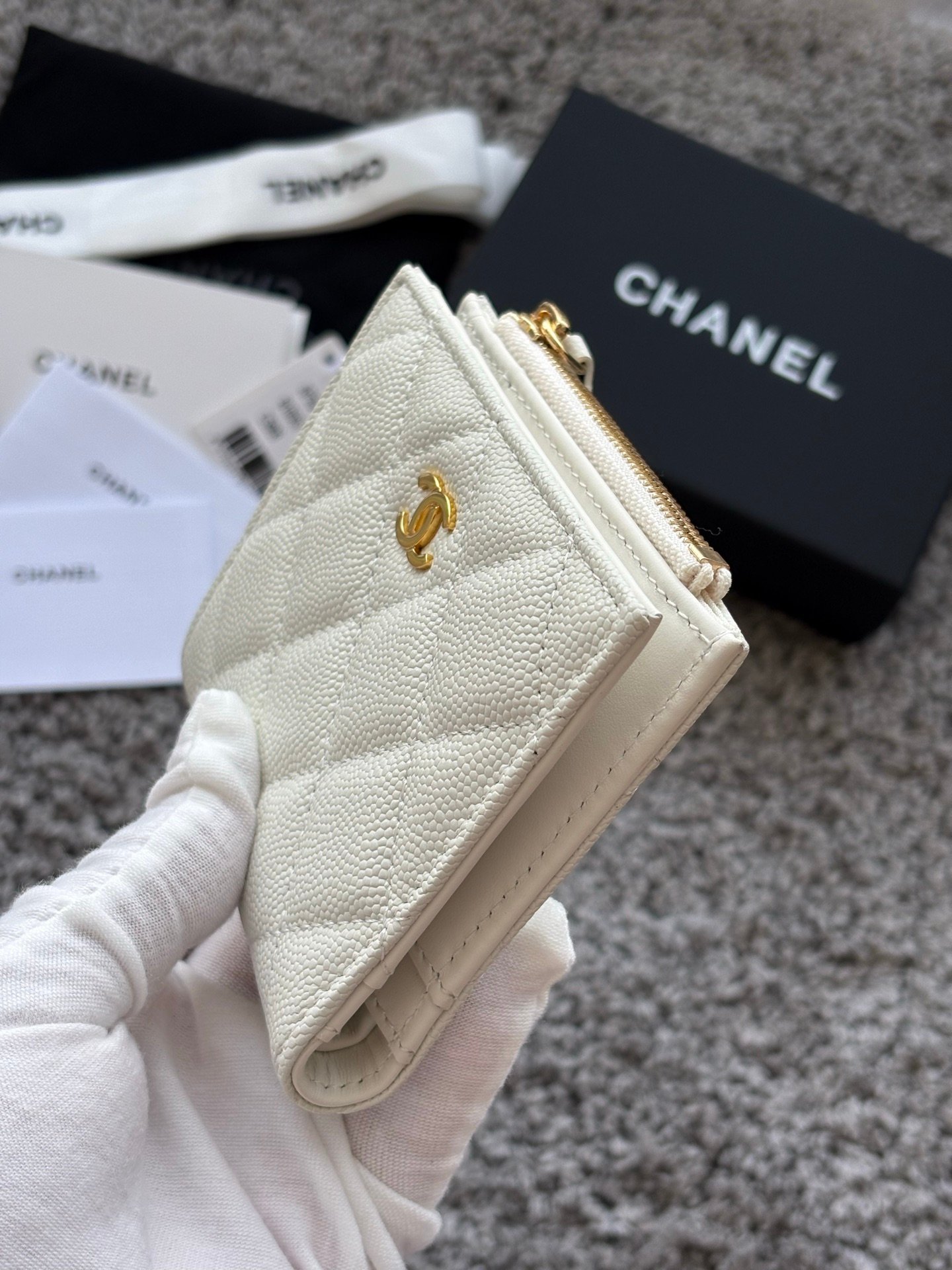 CHANEL  对开拉链短夹😻，短夹可以輕鬆放紙鈔，卡層也很夠用！八個卡位，一個放鈔票的位子，一個零錢拉鍊袋，實品比照片更美，皮軟軟的很有質感，皮夾又不會太厚💕很实用的一款包包👍款号AP3388  尺寸11×10×2cm