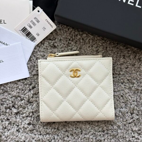 CHANEL  对开拉链短夹😻，短夹可以輕鬆放紙鈔，卡層也很夠用！八個卡位，一個放鈔票的位子，一個零錢拉鍊袋，實品比照片更美，皮軟軟的很有質感，皮夾又不會太厚💕很实用的一款包包👍款号AP3388  尺寸11×10×2cm