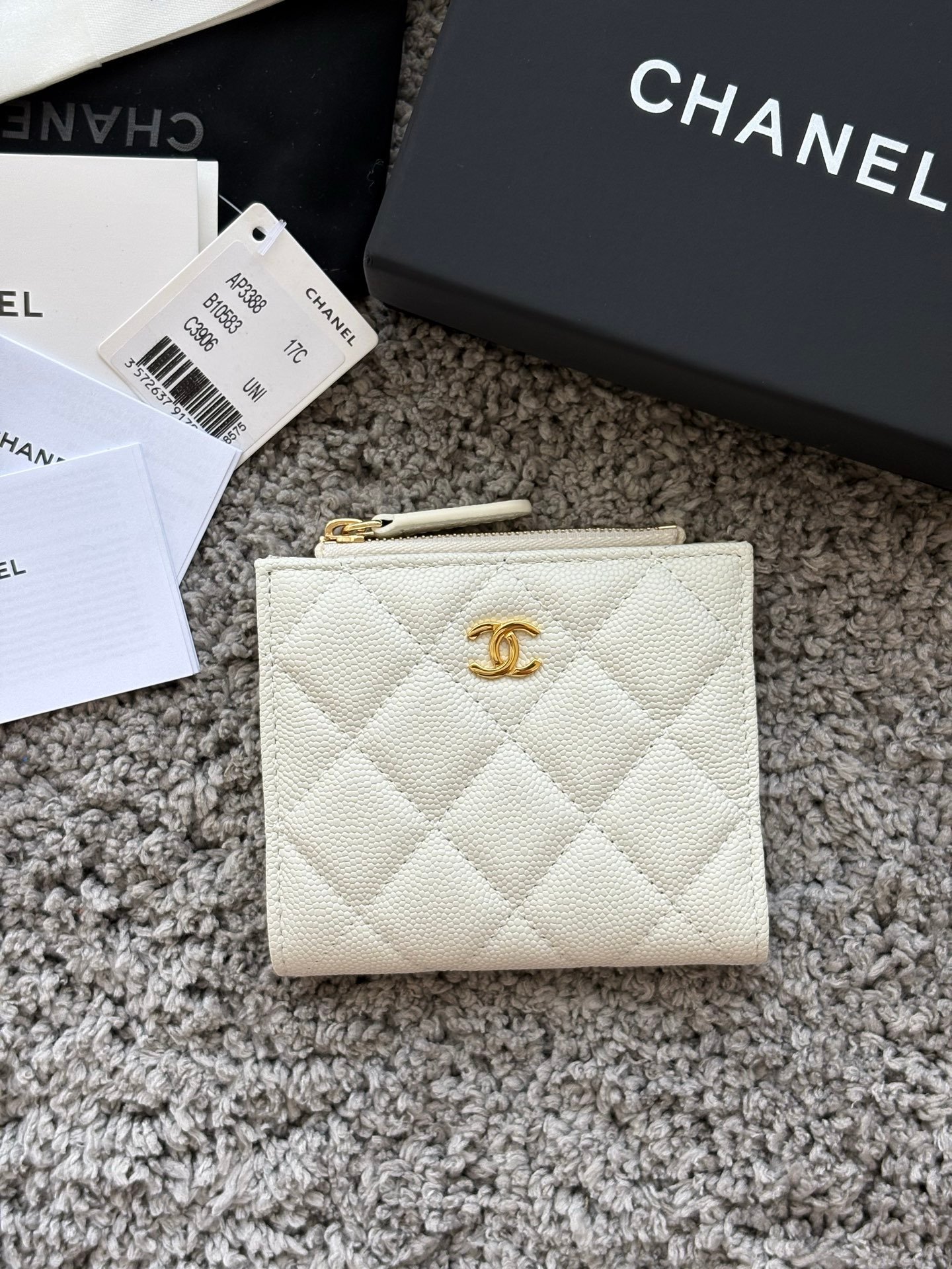 CHANEL  对开拉链短夹😻，短夹可以輕鬆放紙鈔，卡層也很夠用！八個卡位，一個放鈔票的位子，一個零錢拉鍊袋，實品比照片更美，皮軟軟的很有質感，皮夾又不會太厚💕很实用的一款包包👍款号AP3388  尺寸11×10×2cm