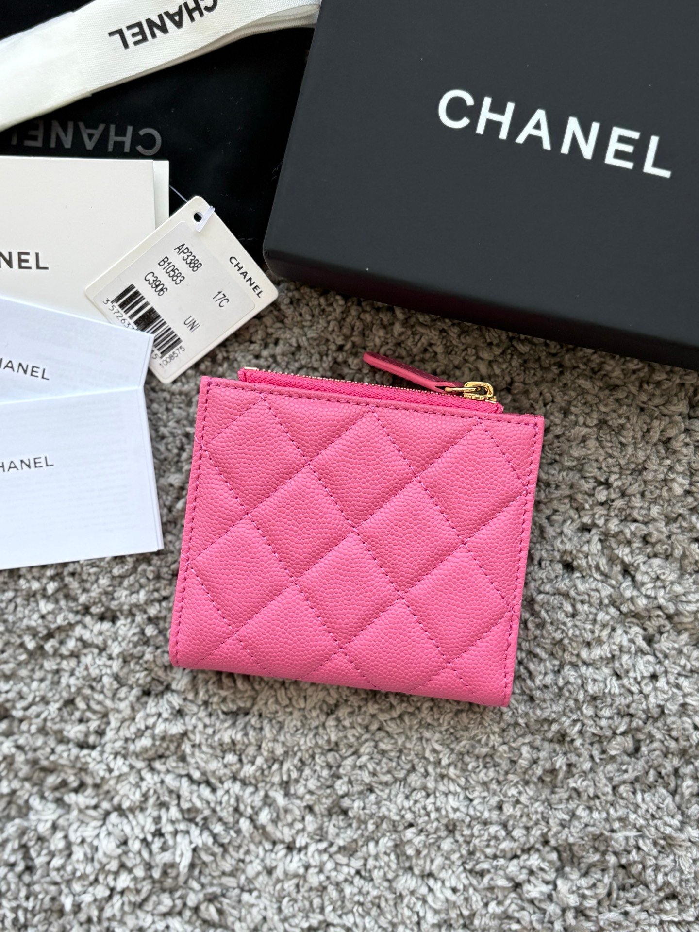 CHANEL  对开拉链短夹😻，短夹可以輕鬆放紙鈔，卡層也很夠用！八個卡位，一個放鈔票的位子，一個零錢拉鍊袋，實品比照片更美，皮軟軟的很有質感，皮夾又不會太厚💕很实用的一款包包👍款号AP3388  尺寸11×10×2cm