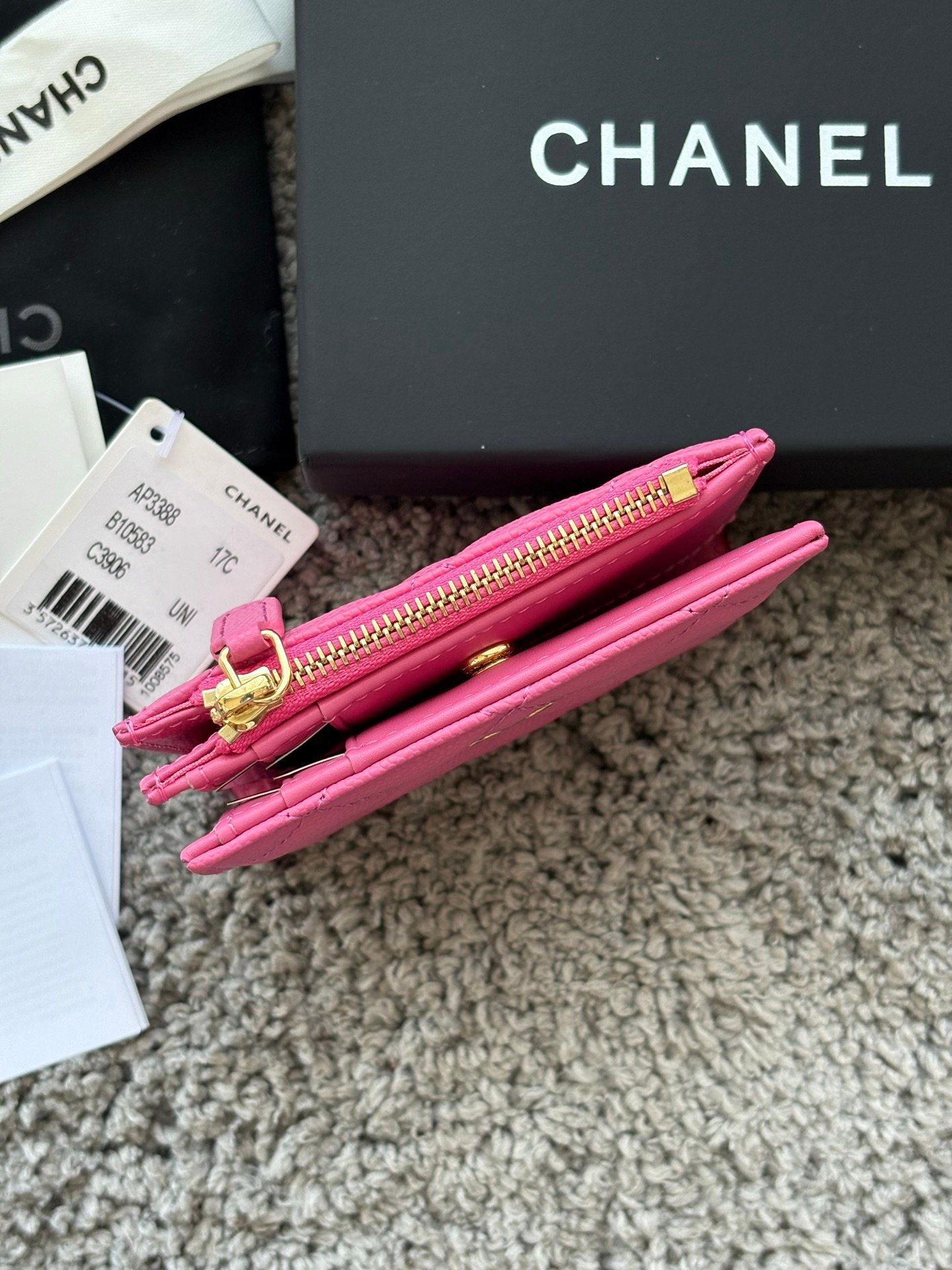 CHANEL  对开拉链短夹😻，短夹可以輕鬆放紙鈔，卡層也很夠用！八個卡位，一個放鈔票的位子，一個零錢拉鍊袋，實品比照片更美，皮軟軟的很有質感，皮夾又不會太厚💕很实用的一款包包👍款号AP3388  尺寸11×10×2cm