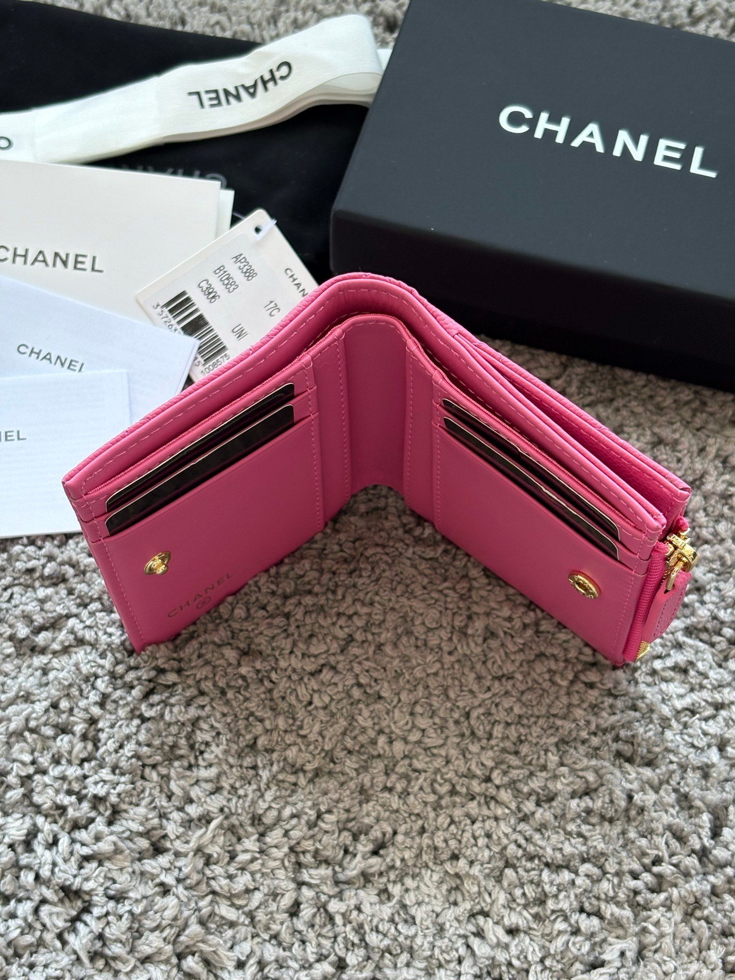 CHANEL  对开拉链短夹😻，短夹可以輕鬆放紙鈔，卡層也很夠用！八個卡位，一個放鈔票的位子，一個零錢拉鍊袋，實品比照片更美，皮軟軟的很有質感，皮夾又不會太厚💕很实用的一款包包👍款号AP3388  尺寸11×10×2cm