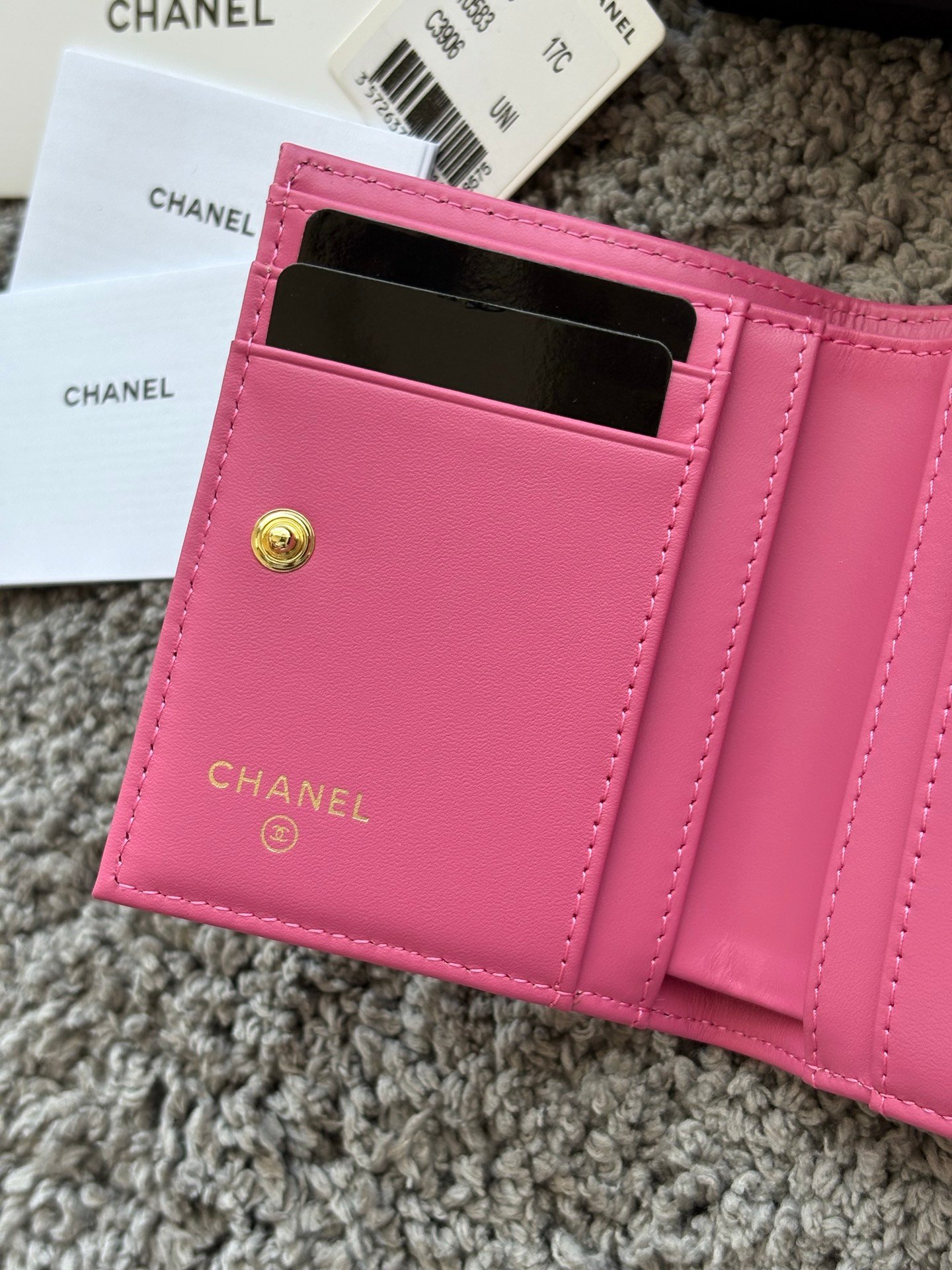 CHANEL  对开拉链短夹😻，短夹可以輕鬆放紙鈔，卡層也很夠用！八個卡位，一個放鈔票的位子，一個零錢拉鍊袋，實品比照片更美，皮軟軟的很有質感，皮夾又不會太厚💕很实用的一款包包👍款号AP3388  尺寸11×10×2cm