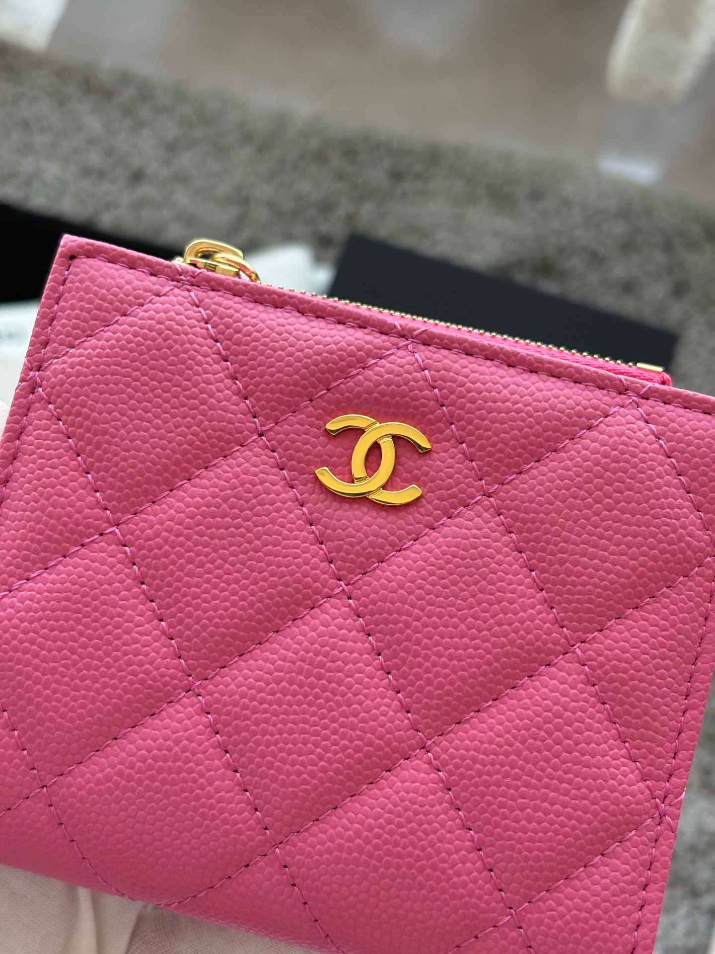CHANEL  对开拉链短夹😻，短夹可以輕鬆放紙鈔，卡層也很夠用！八個卡位，一個放鈔票的位子，一個零錢拉鍊袋，實品比照片更美，皮軟軟的很有質感，皮夾又不會太厚💕很实用的一款包包👍款号AP3388  尺寸11×10×2cm