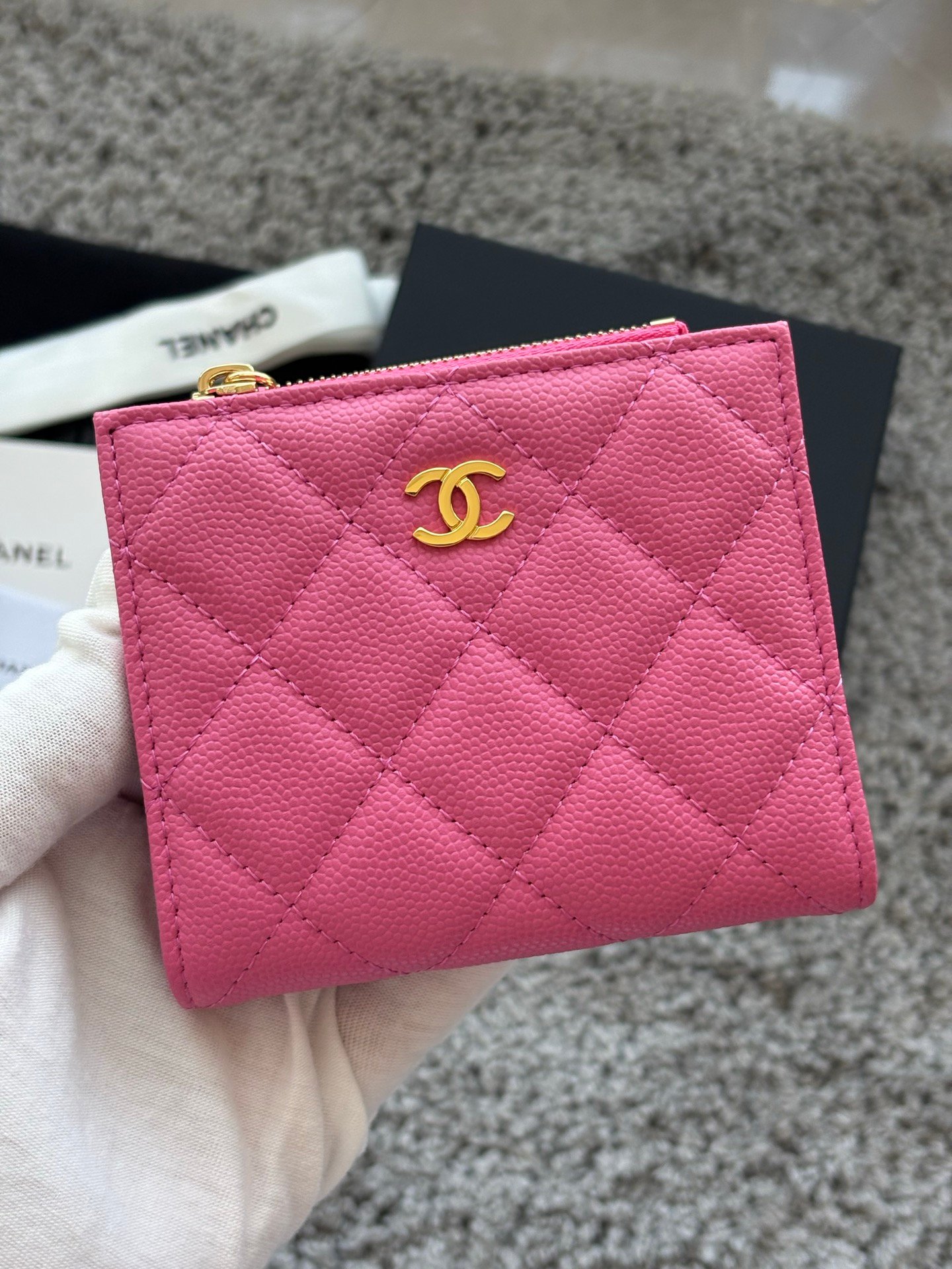 CHANEL  对开拉链短夹😻，短夹可以輕鬆放紙鈔，卡層也很夠用！八個卡位，一個放鈔票的位子，一個零錢拉鍊袋，實品比照片更美，皮軟軟的很有質感，皮夾又不會太厚💕很实用的一款包包👍款号AP3388  尺寸11×10×2cm