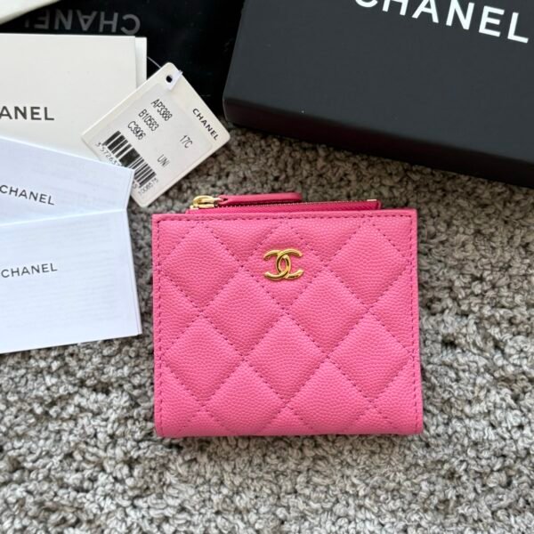 CHANEL  对开拉链短夹😻，短夹可以輕鬆放紙鈔，卡層也很夠用！八個卡位，一個放鈔票的位子，一個零錢拉鍊袋，實品比照片更美，皮軟軟的很有質感，皮夾又不會太厚💕很实用的一款包包👍款号AP3388  尺寸11×10×2cm