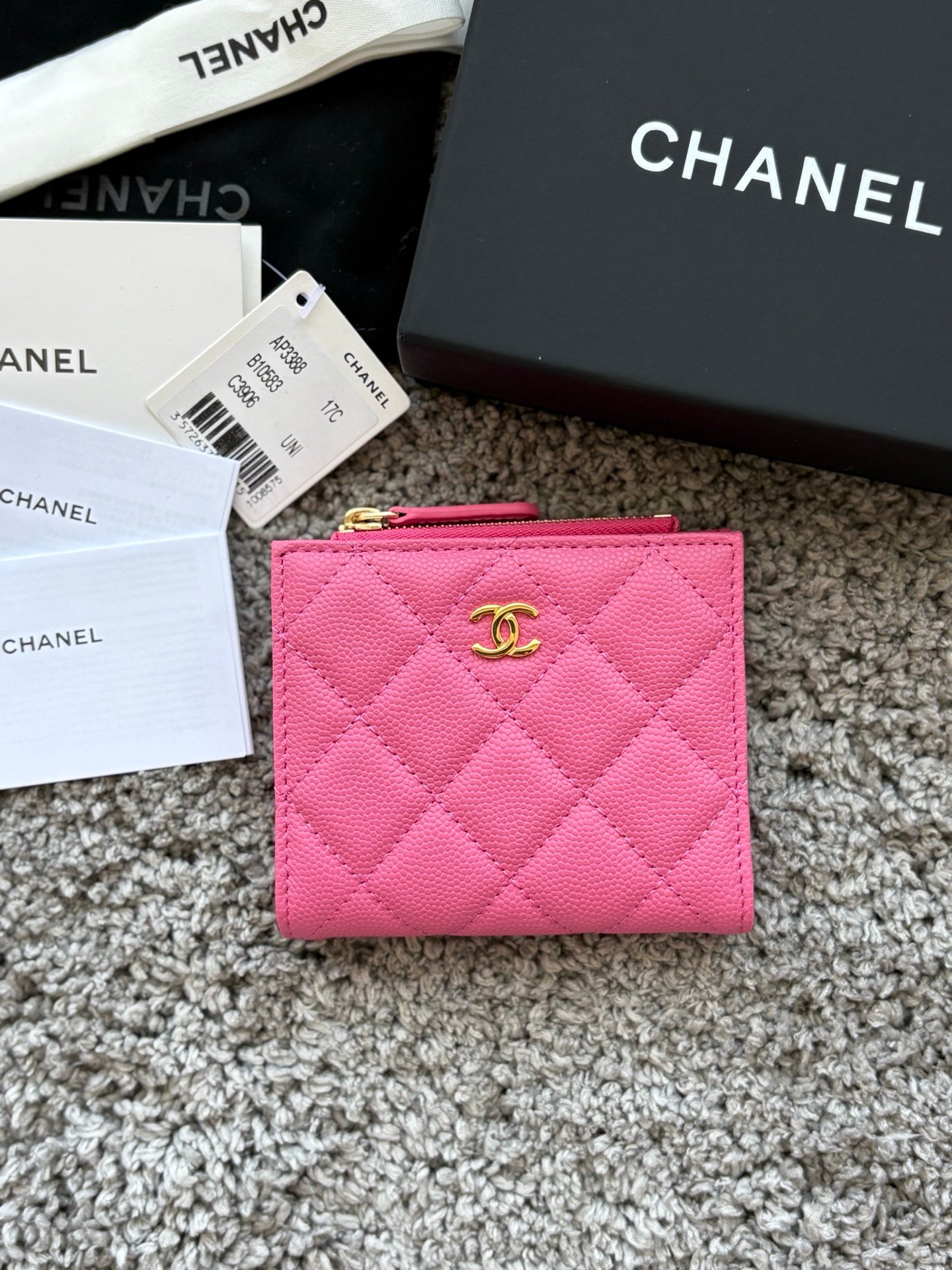 CHANEL  对开拉链短夹😻，短夹可以輕鬆放紙鈔，卡層也很夠用！八個卡位，一個放鈔票的位子，一個零錢拉鍊袋，實品比照片更美，皮軟軟的很有質感，皮夾又不會太厚💕很实用的一款包包👍款号AP3388  尺寸11×10×2cm