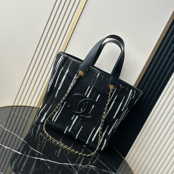 Chanel 26B高级手工坊系列双C托特包