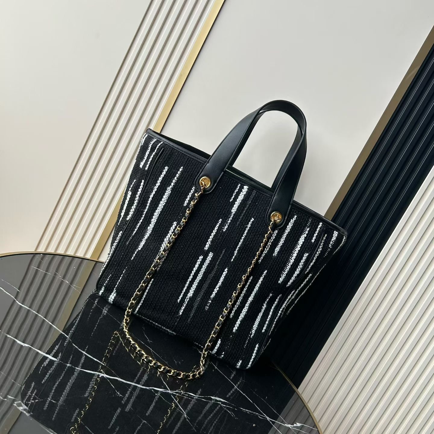 Chanel 26B高级手工坊系列双C托特包