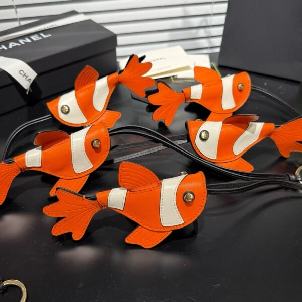大H实拍图片！CHANEL🚩🚩🚩❗️新品❗️小香 锦鲤🐟小金鱼包挂 配送如图包装小丑鱼𓆜全新打造的Chanel Coco Beach夏日胶囊系列，以《海底总动员》小丑鱼Nemo为核心元素，铺陈于成衣、包袋、鞋履与配饰之上，为香奈儿