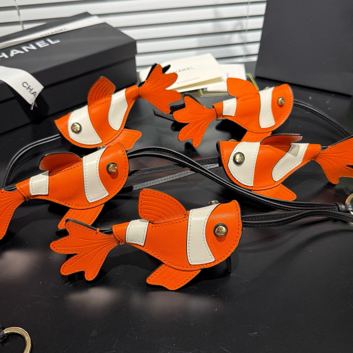 大H实拍图片!CHANEL🚩🚩🚩❗️新品❗️小香 锦鲤🐟小金鱼包挂 配送如图包装小丑鱼𓆜全新打造的Chanel Coco Beach夏日胶囊系列,以《海底总动员》小丑鱼Nemo为核心元素,铺陈于成衣、包袋、鞋履与配饰之上,为香奈儿
