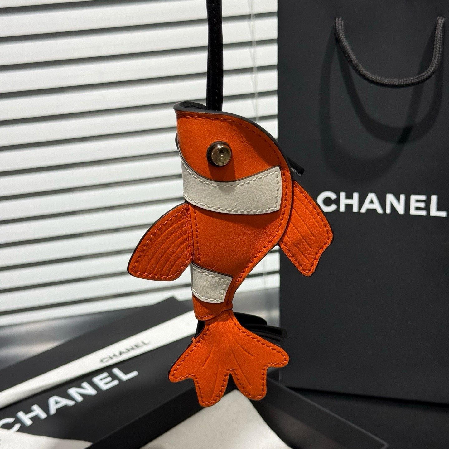 大H实拍图片!CHANEL🚩🚩🚩❗️新品❗️小香 锦鲤🐟小金鱼包挂 配送如图包装小丑鱼𓆜全新打造的Chanel Coco Beach夏日胶囊系列,以《海底总动员》小丑鱼Nemo为核心元素,铺陈于成衣、包袋、鞋履与配饰之上,为香奈儿