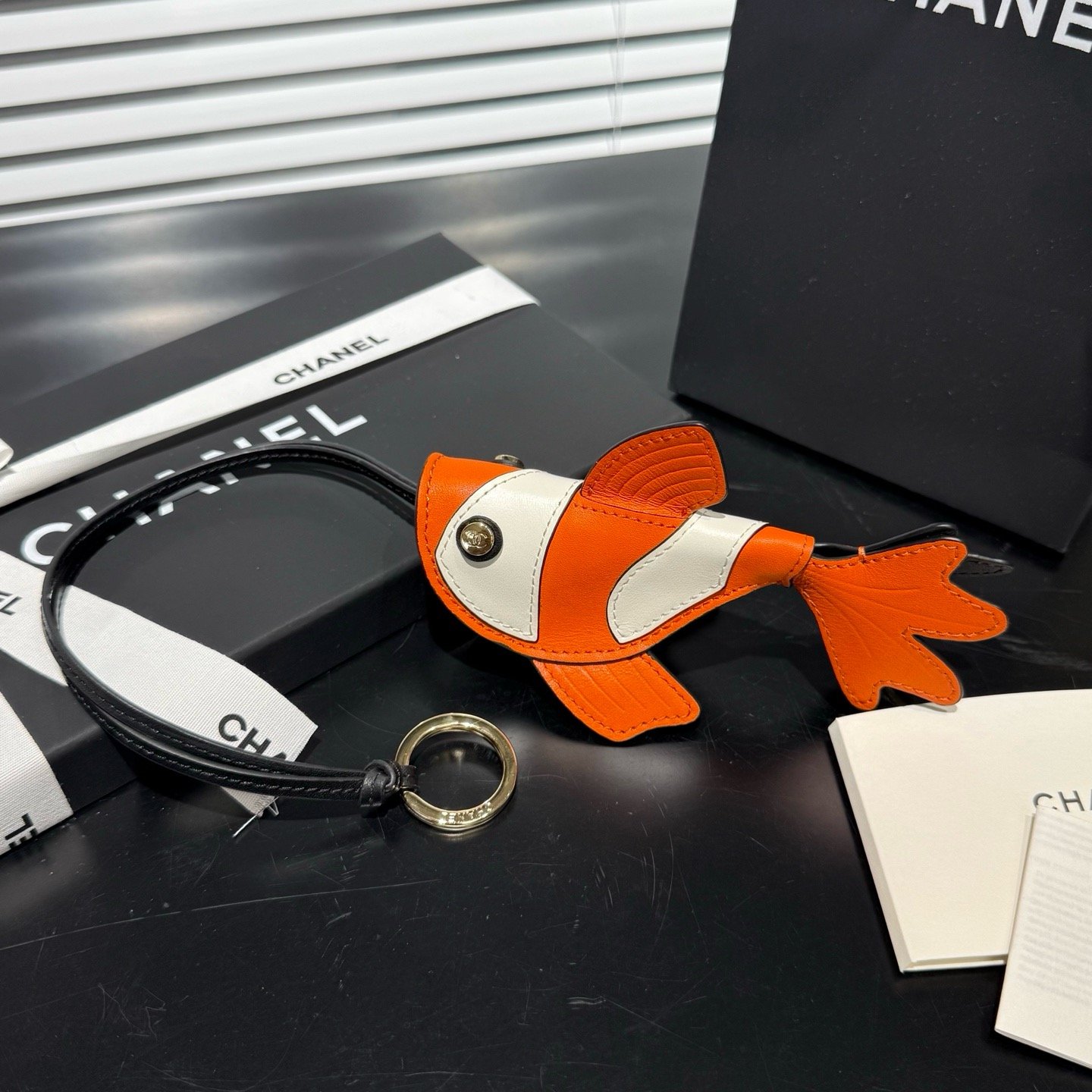 大H实拍图片!CHANEL🚩🚩🚩❗️新品❗️小香 锦鲤🐟小金鱼包挂 配送如图包装小丑鱼𓆜全新打造的Chanel Coco Beach夏日胶囊系列,以《海底总动员》小丑鱼Nemo为核心元素,铺陈于成衣、包袋、鞋履与配饰之上,为香奈儿