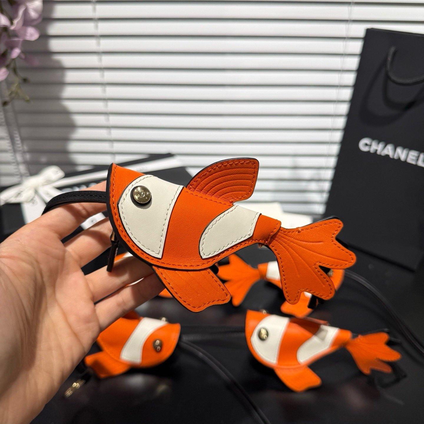大H实拍图片!CHANEL🚩🚩🚩❗️新品❗️小香 锦鲤🐟小金鱼包挂 配送如图包装小丑鱼𓆜全新打造的Chanel Coco Beach夏日胶囊系列,以《海底总动员》小丑鱼Nemo为核心元素,铺陈于成衣、包袋、鞋履与配饰之上,为香奈儿