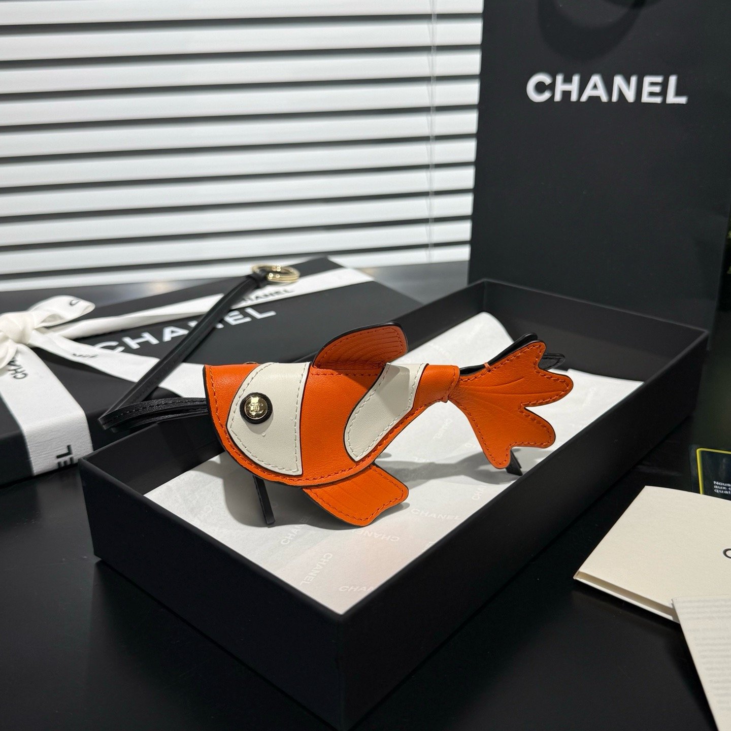 大H实拍图片!CHANEL🚩🚩🚩❗️新品❗️小香 锦鲤🐟小金鱼包挂 配送如图包装小丑鱼𓆜全新打造的Chanel Coco Beach夏日胶囊系列,以《海底总动员》小丑鱼Nemo为核心元素,铺陈于成衣、包袋、鞋履与配饰之上,为香奈儿