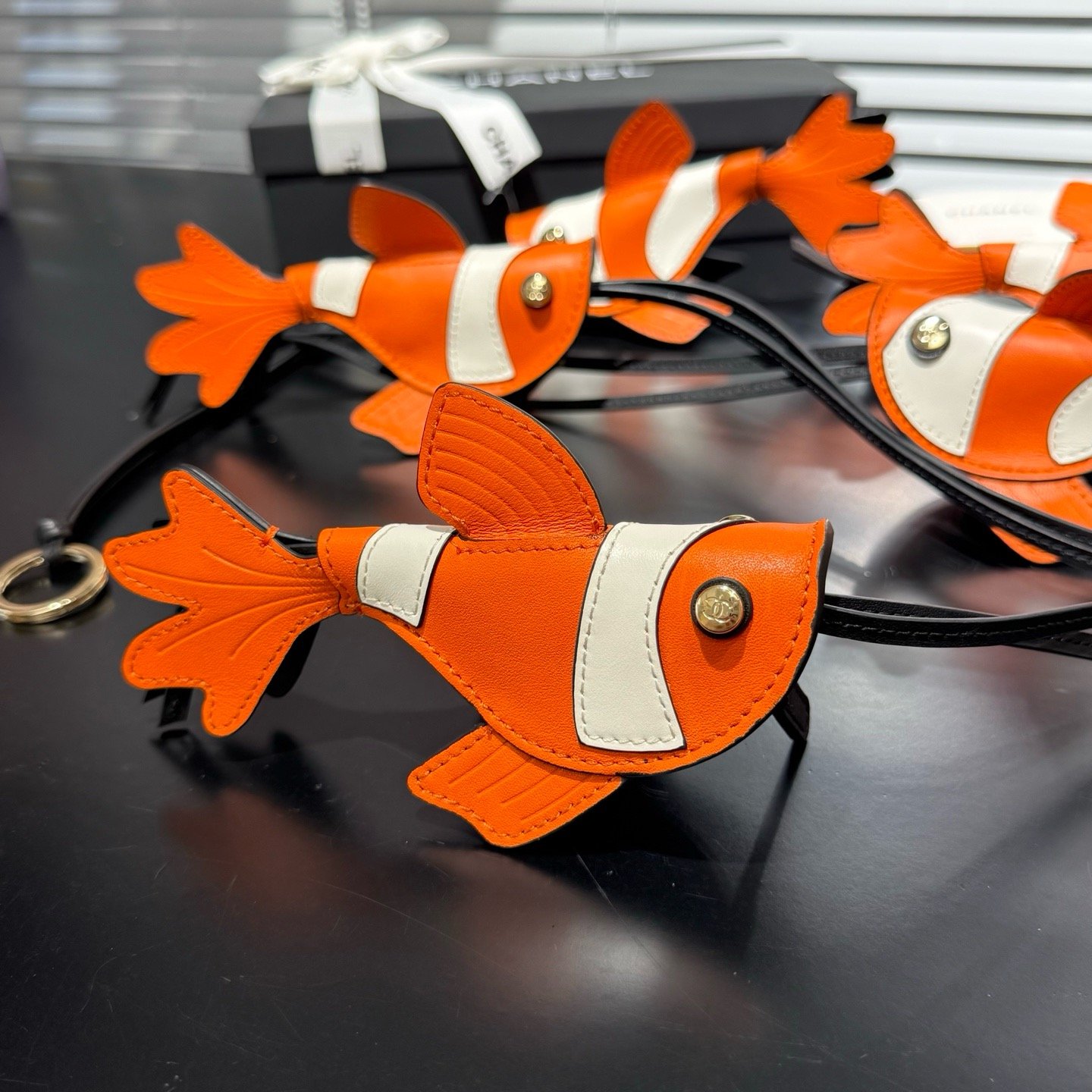 大H实拍图片!CHANEL🚩🚩🚩❗️新品❗️小香 锦鲤🐟小金鱼包挂 配送如图包装小丑鱼𓆜全新打造的Chanel Coco Beach夏日胶囊系列,以《海底总动员》小丑鱼Nemo为核心元素,铺陈于成衣、包袋、鞋履与配饰之上,为香奈儿