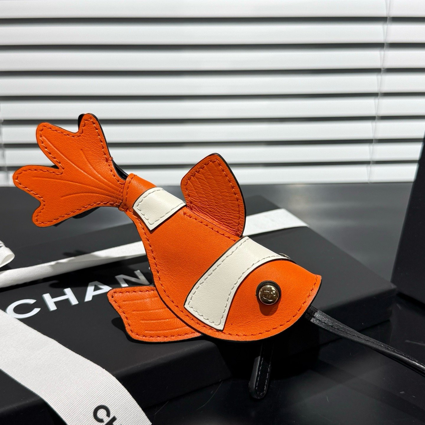 大H实拍图片!CHANEL🚩🚩🚩❗️新品❗️小香 锦鲤🐟小金鱼包挂 配送如图包装小丑鱼𓆜全新打造的Chanel Coco Beach夏日胶囊系列,以《海底总动员》小丑鱼Nemo为核心元素,铺陈于成衣、包袋、鞋履与配饰之上,为香奈儿