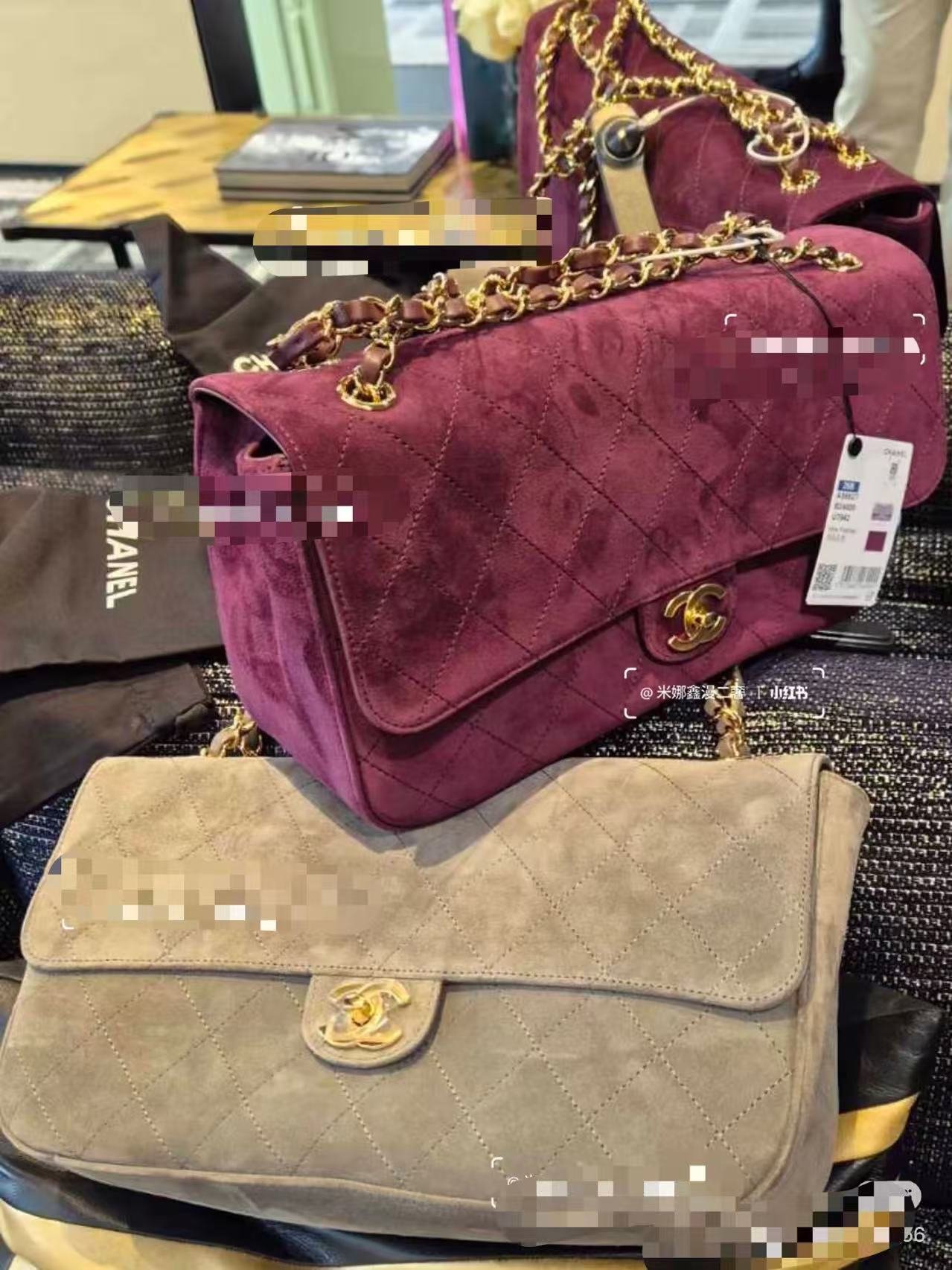 预定中！两个尺寸可选💠💠💠《葡萄🍇红麂皮》CHANEL🚩🚩🚩 26B、CF maxi手袋👜春夏系列👍👍经典菱格纹+金属双C扣，实用又有辨识度。旅行都能轻松装下日常物品、谷爱凌同款大号口盖包👜谷爱凌同款，无疑又是🔥，非