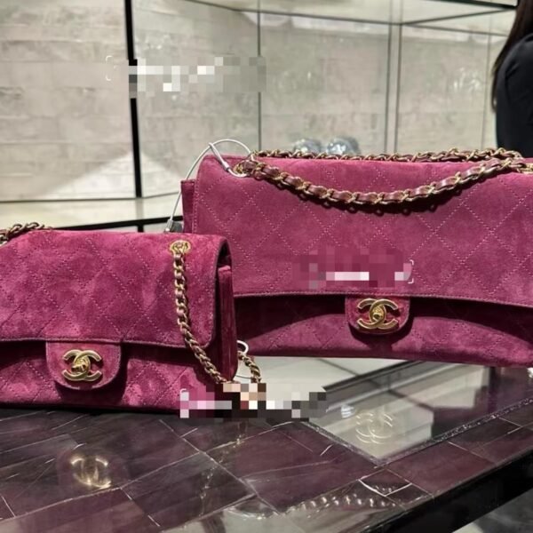 预定中！两个尺寸可选💠💠💠《葡萄🍇红麂皮》CHANEL🚩🚩🚩 26B、CF maxi手袋👜春夏系列👍👍经典菱格纹+金属双C扣，实用又有辨识度。旅行都能轻松装下日常物品、谷爱凌同款大号口盖包👜谷爱凌同款，无疑又是🔥，非
