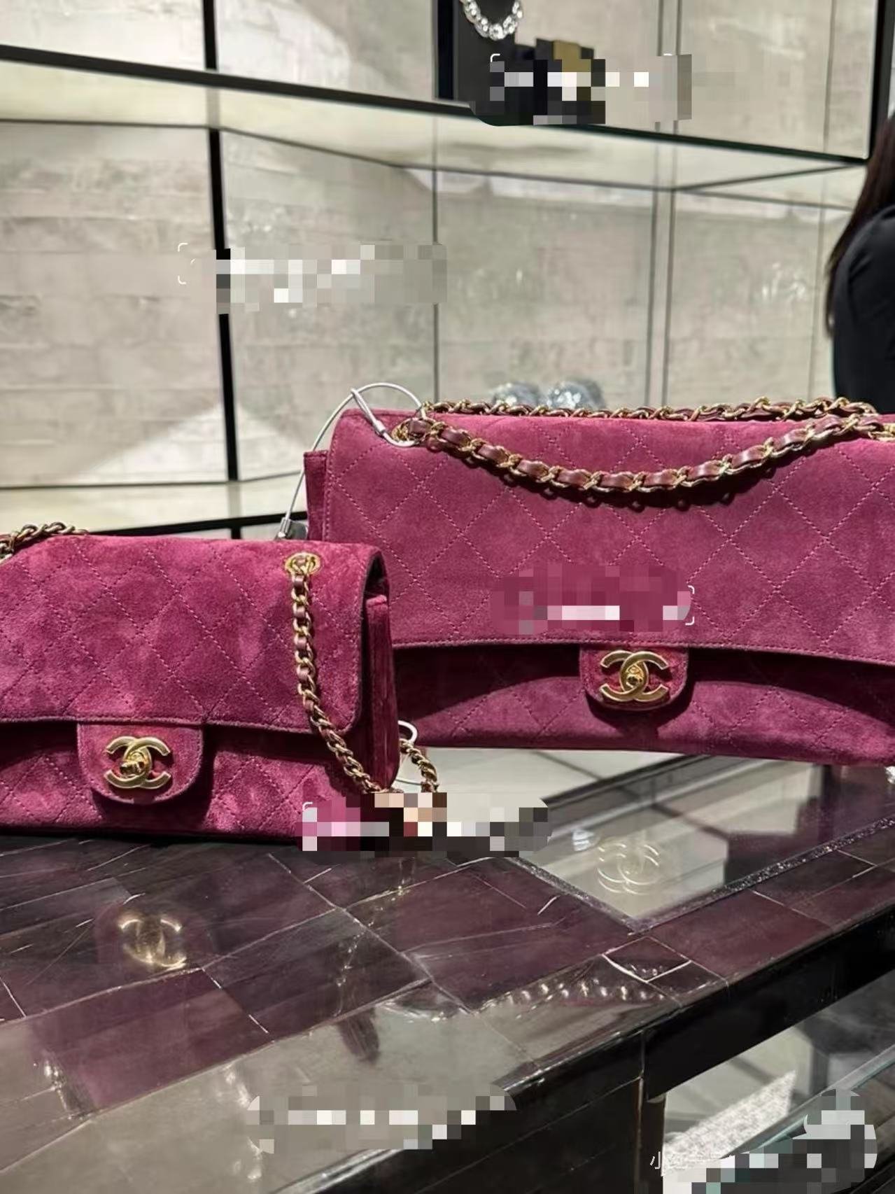 预定中！两个尺寸可选💠💠💠《葡萄🍇红麂皮》CHANEL🚩🚩🚩 26B、CF maxi手袋👜春夏系列👍👍经典菱格纹+金属双C扣，实用又有辨识度。旅行都能轻松装下日常物品、谷爱凌同款大号口盖包👜谷爱凌同款，无疑又是🔥，非