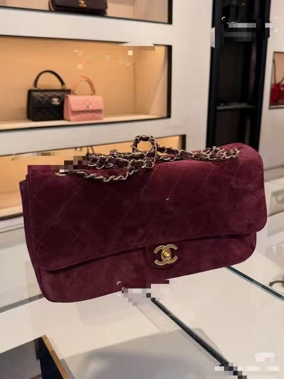 预定中！两个尺寸可选💠💠💠《葡萄🍇红麂皮》CHANEL🚩🚩🚩 26B、CF maxi手袋👜春夏系列👍👍经典菱格纹+金属双C扣，实用又有辨识度。旅行都能轻松装下日常物品、谷爱凌同款大号口盖包👜谷爱凌同款，无疑又是🔥，非