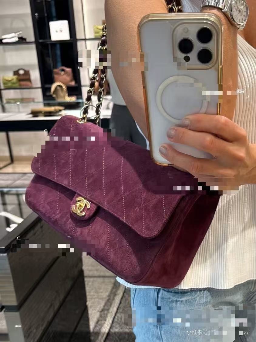 预定中！两个尺寸可选💠💠💠《葡萄🍇红麂皮》CHANEL🚩🚩🚩 26B、CF maxi手袋👜春夏系列👍👍经典菱格纹+金属双C扣，实用又有辨识度。旅行都能轻松装下日常物品、谷爱凌同款大号口盖包👜谷爱凌同款，无疑又是🔥，非