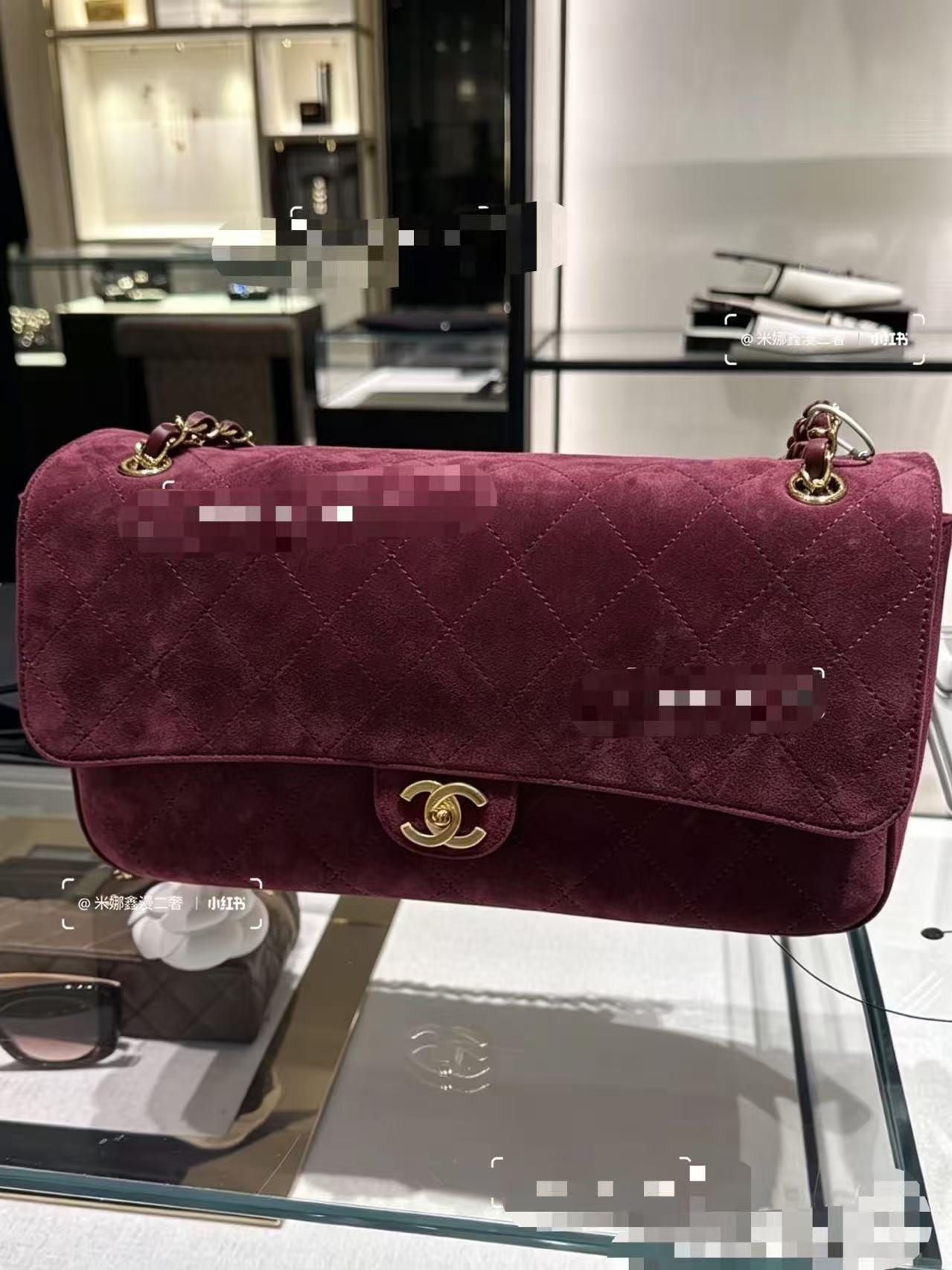 预定中！两个尺寸可选💠💠💠《葡萄🍇红麂皮》CHANEL🚩🚩🚩 26B、CF maxi手袋👜春夏系列👍👍经典菱格纹+金属双C扣，实用又有辨识度。旅行都能轻松装下日常物品、谷爱凌同款大号口盖包👜谷爱凌同款，无疑又是🔥，非