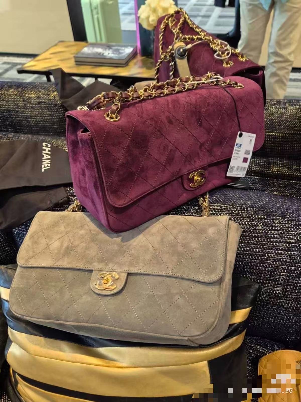 预定中！两个尺寸可选💠💠💠《葡萄🍇红麂皮》CHANEL🚩🚩🚩 26B、CF maxi手袋👜春夏系列👍👍经典菱格纹+金属双C扣，实用又有辨识度。旅行都能轻松装下日常物品、谷爱凌同款大号口盖包👜谷爱凌同款，无疑又是🔥，非