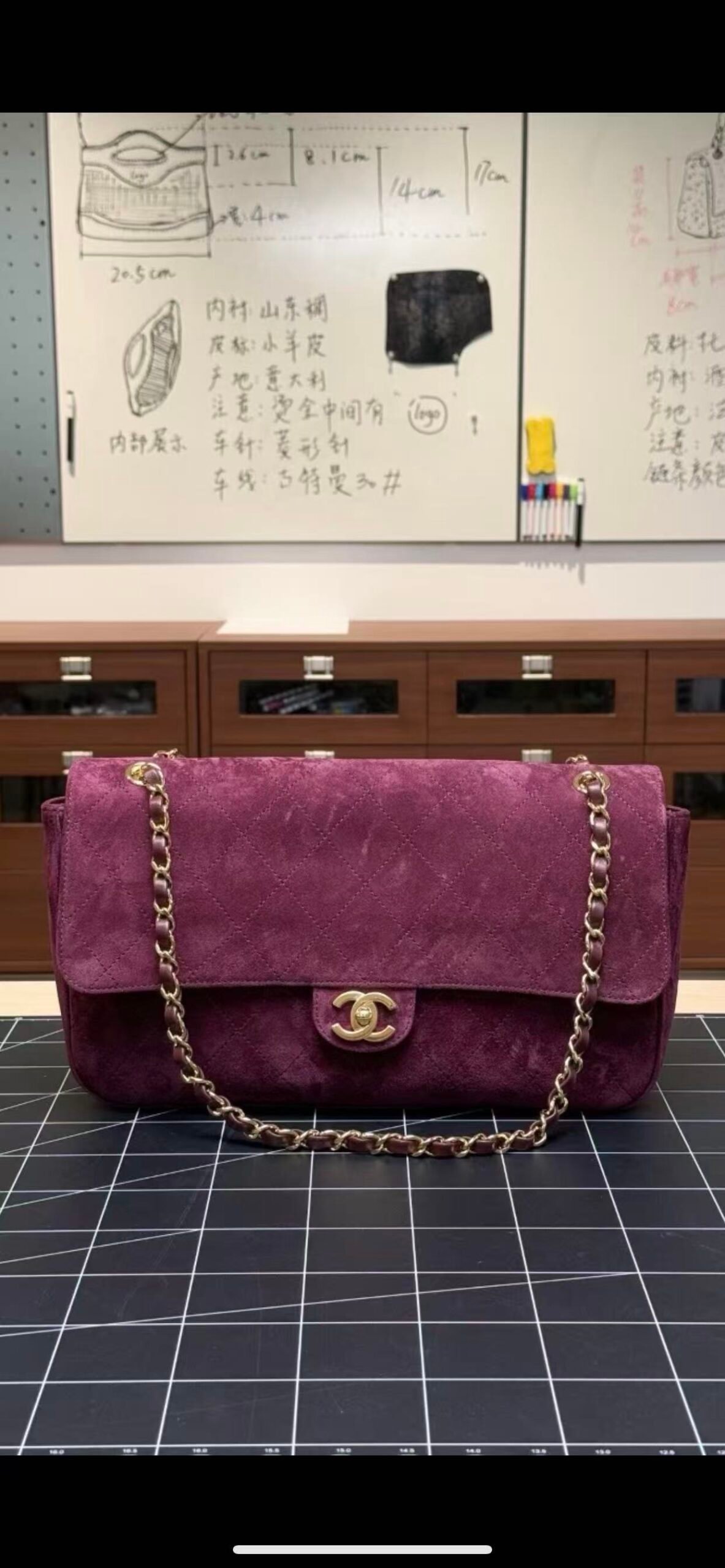 预定中！两个尺寸可选💠💠💠《葡萄🍇红麂皮》CHANEL🚩🚩🚩 26B、CF maxi手袋👜春夏系列👍👍经典菱格纹+金属双C扣，实用又有辨识度。旅行都能轻松装下日常物品、谷爱凌同款大号口盖包👜谷爱凌同款，无疑又是🔥，非