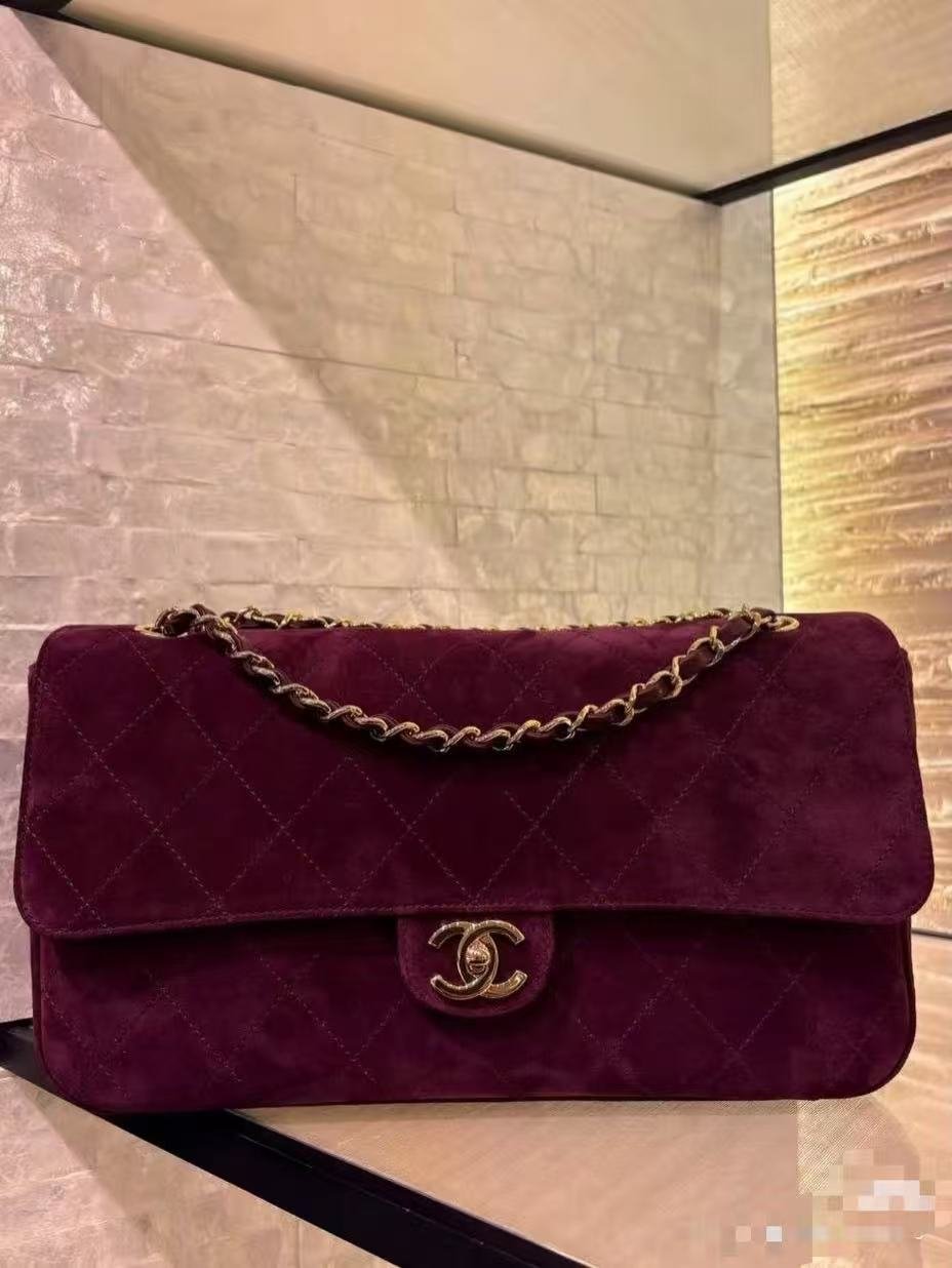 预定中！两个尺寸可选💠💠💠《葡萄🍇红麂皮》CHANEL🚩🚩🚩 26B、CF maxi手袋👜春夏系列👍👍经典菱格纹+金属双C扣，实用又有辨识度。旅行都能轻松装下日常物品、谷爱凌同款大号口盖包👜谷爱凌同款，无疑又是🔥，非
