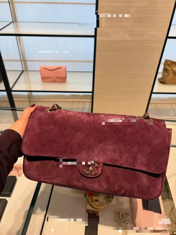 预定中！两个尺寸可选💠💠💠《葡萄🍇红麂皮》CHANEL🚩🚩🚩 26B、CF maxi手袋👜春夏系列👍👍经典菱格纹+金属双C扣，实用又有辨识度。旅行都能轻松装下日常物品、谷爱凌同款大号口盖包👜谷爱凌同款，无疑又是🔥，非